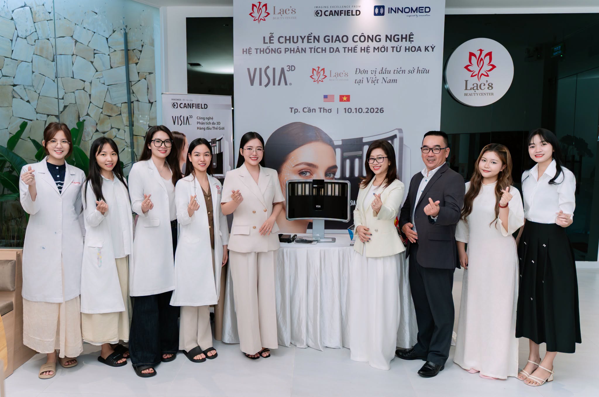 Group photograph with the VISIA 3D system at the Lạc’s Beauty Center handover on 10 October 2026