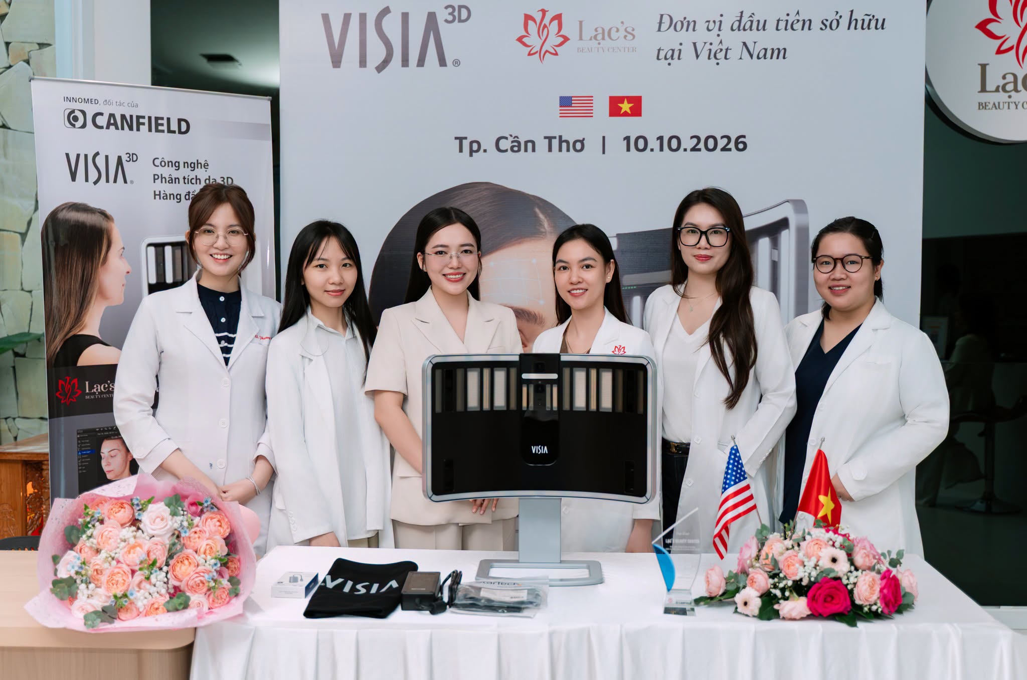 People gathered around the VISIA 3D system at Lạc’s Beauty Center in Cần Thơ